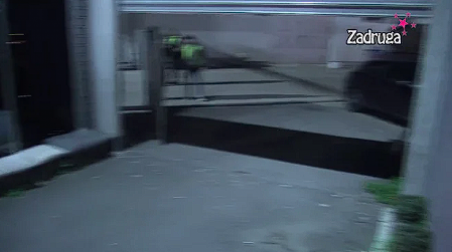 LOMI SVE JER NEMA ALKOHOL? Anđela pravi haos po imanju, obezbeđenje je opkolilo