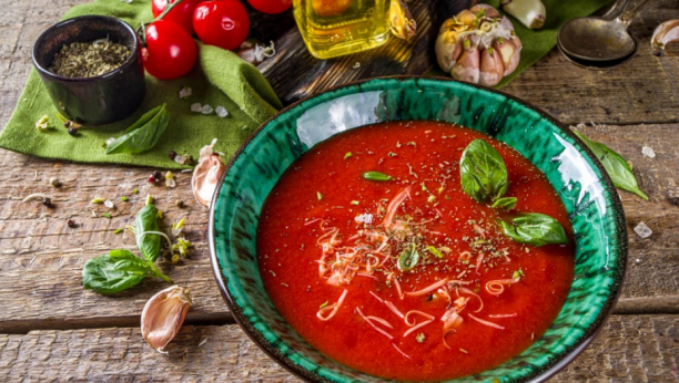 SAVRŠENO LETNJE JELO Paradajz čorbica sa kukuruznim knedlama, zdravlje i lepota u tanjiru