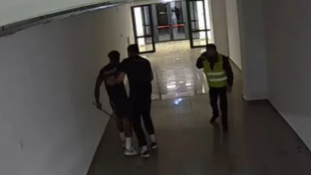 Košarkaš koji je isključen iz igre, vratio se sa šipkom u ruci- Prethodno napao Markovića (VIDEO)