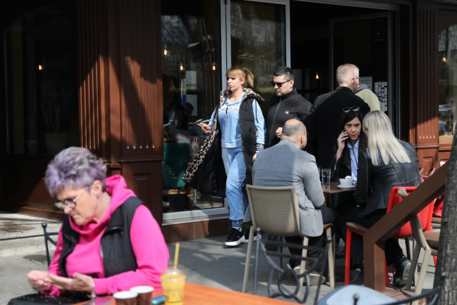 SKANDALOZNO PONAŠANJE MILJANE I BEBICE ISPRED URGENTNOG CENTRA Fizički napali novinarku i pravili haos, nasilnici dostigli vrhunac bahatosti i bezobrazluka, užasno! (FOTO)