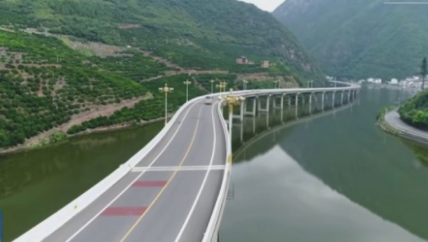 VISEĆI AUTOPUT Kinezi izgradili jedinstvenu saobraćajnicu u svetu, koja prolazi sredinom reke