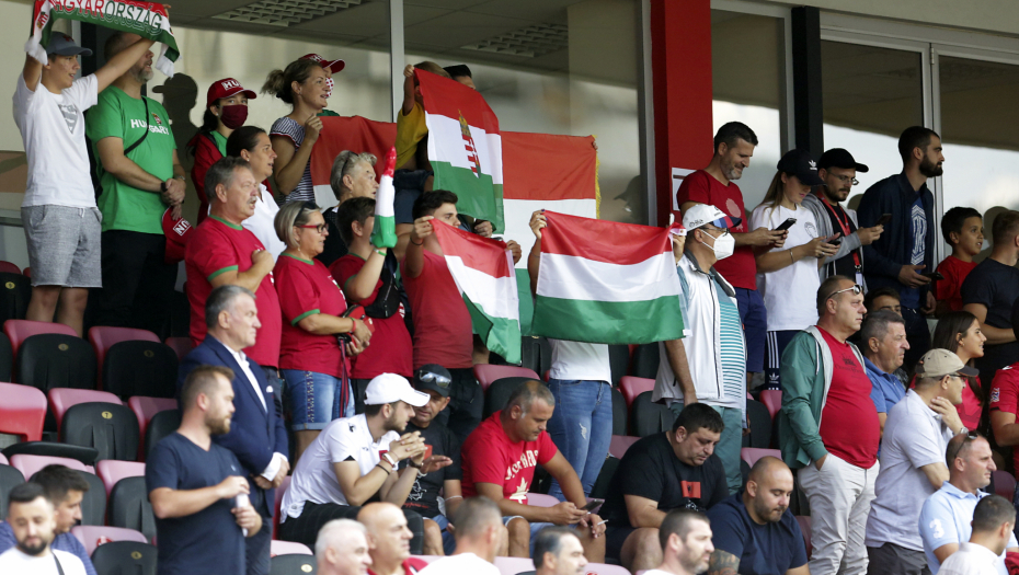 MAĐARE BRIGA ŠTA KAŽE UEFA Zastave "Velike Mađarske" na stadionu i pored strogih upozorenja