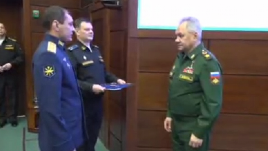 RUSKI PILOTI NAGARĐENI ZA OBARANJE AMERIČKOG DRONA Šojgu svečano uručio priznanja (VIDEO)