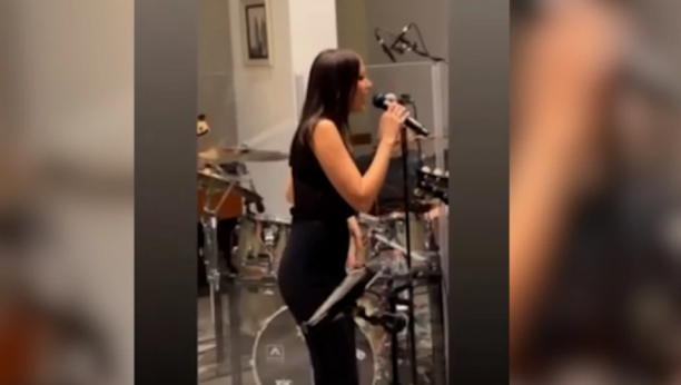 PRIJA PEVA ĐOKOVIĆIMA Pevačica dovela atmosferu do usijanja, evo kako Novak slavi rođenje bratanca (VIDEO)