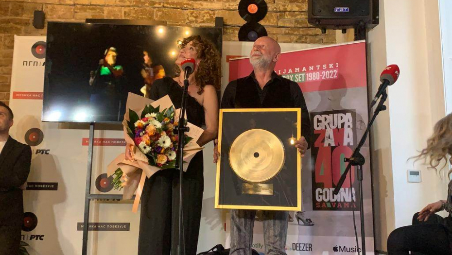 URUČENA ZLATNA PLOČA GRUPI "ZANA" Žika se uz emotivne stihove prisetio Marine Tucaković, najzahvalniji su njoj za uspeh grupe