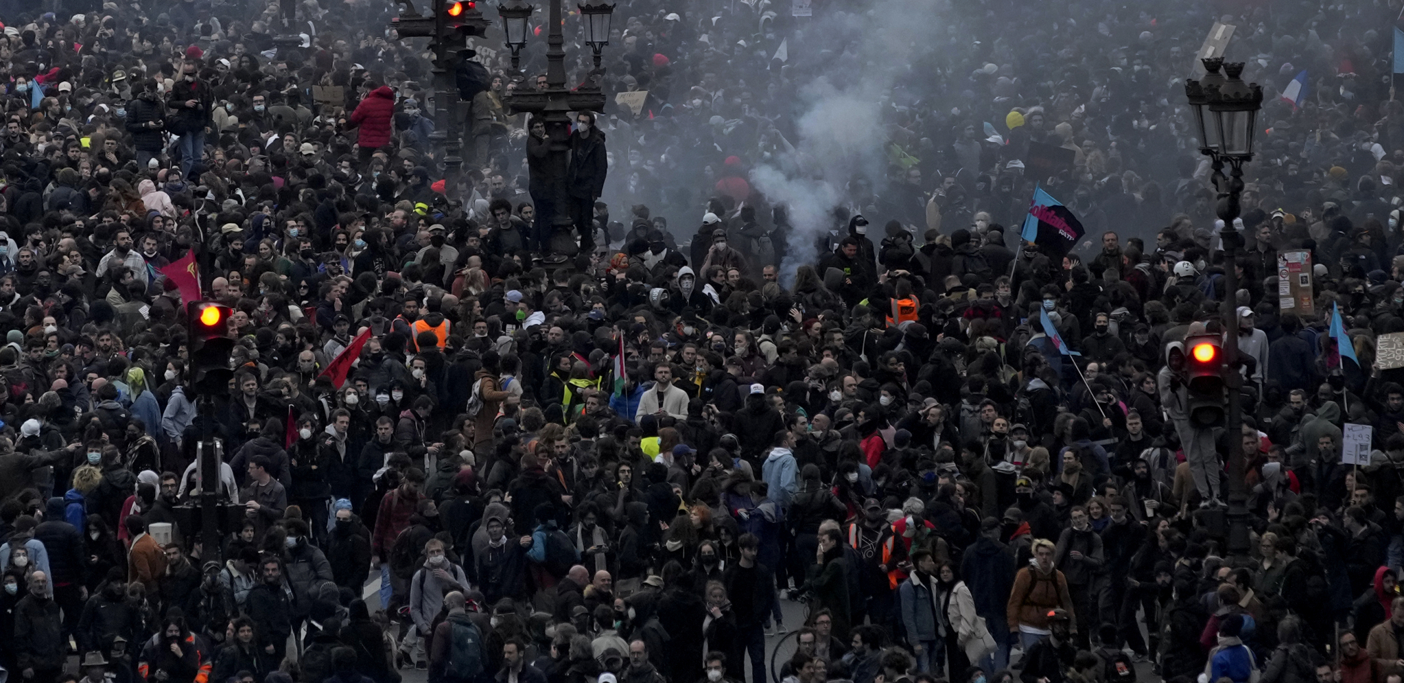 800.000 LJUDI NA DEMONSTRACIJAMA U PARIZU! Grupa u crnom napravila haos: Letele kocke kaldrme na policiju (FOTO)