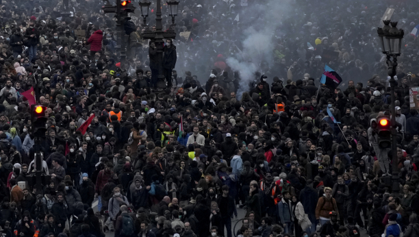 800.000 LJUDI NA DEMONSTRACIJAMA U PARIZU! Grupa u crnom napravila haos: Letele kocke kaldrme na policiju (FOTO)