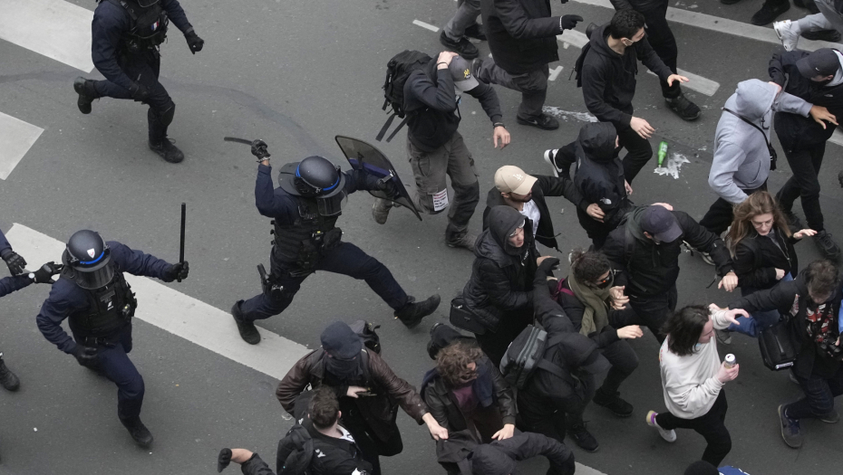 STOTINE POLICAJACA POVREĐENO Sindikati pozvali na nove proteste