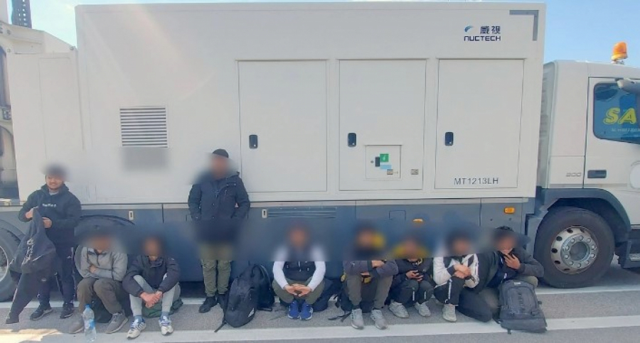 CARINICI OSUJETILI KRIJUMČARENJE 9 MIGRANATA Evo gde su se krili mladići iz Avganistana (FOTO)