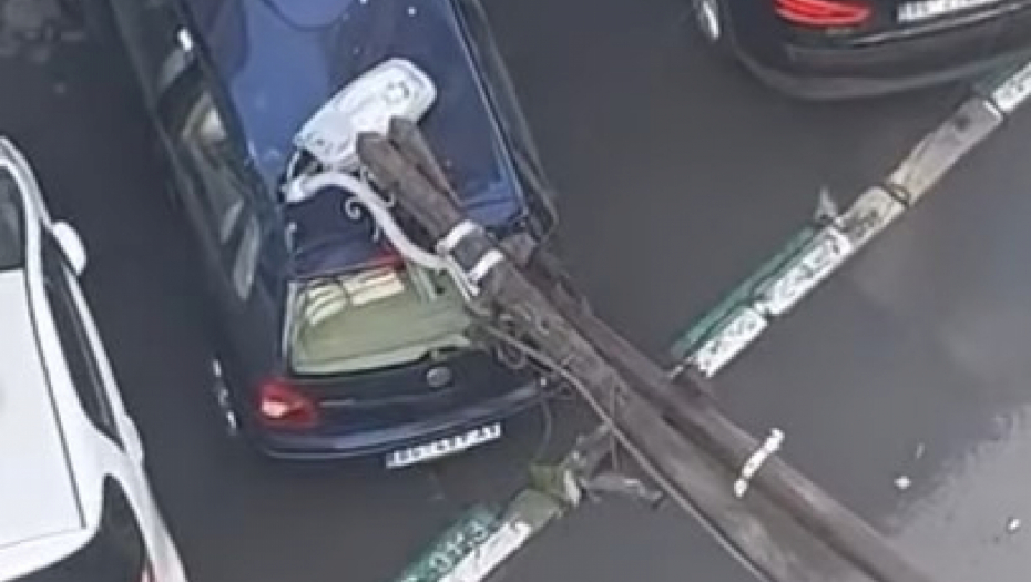 ZAMALO IZBEGNUTA TRAGEDIJA U centru Beograda pala bandera, pa smrskala vozila - građani u šoku! (VIDEO)