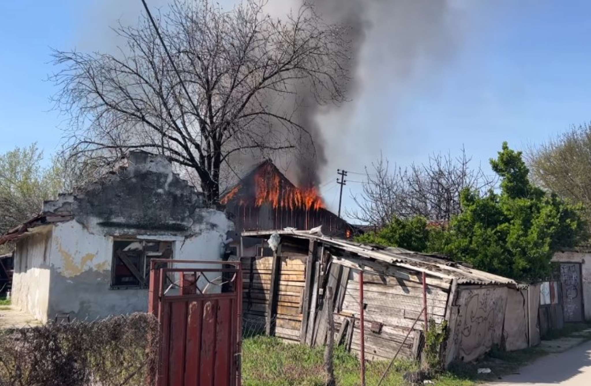 VATRA GUTA KUĆU U NOVOM SADU Požar gase troje vatrogasnih kola, ukućani i pas uspeli da se spase! (FOTO/VIDEO)