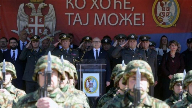 “VAŠA REČ DATA JE OTADŽBINI I RODU” Ministar Vučević na polaganju zakletve vojnika generacije „mart 2023“ (FOTO)