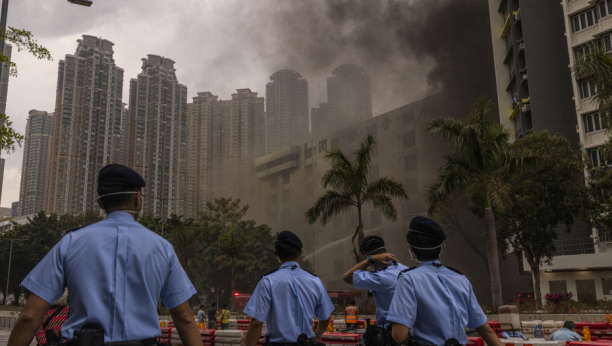 MASOVNA EVAKUACIJA U TOKU! Ogroman požar u Hongkongu, hiljade ljudi izletelo na ulice!