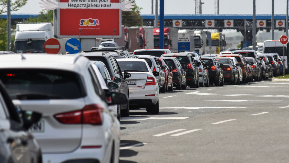 STANJE NA PUTEVIMA Na ovim mestima se vozila zadržavaju po 5 sati