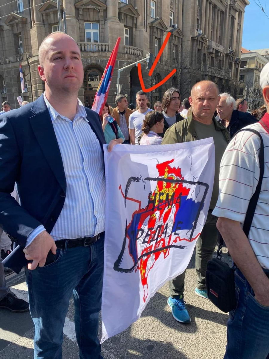 NARODE, OVO TI PLAĆAŠ! Ivan Jakovljević, zaposleni Opštine Vračar, u radno vreme blokira saobraćaj u Beogradu (FOTO)