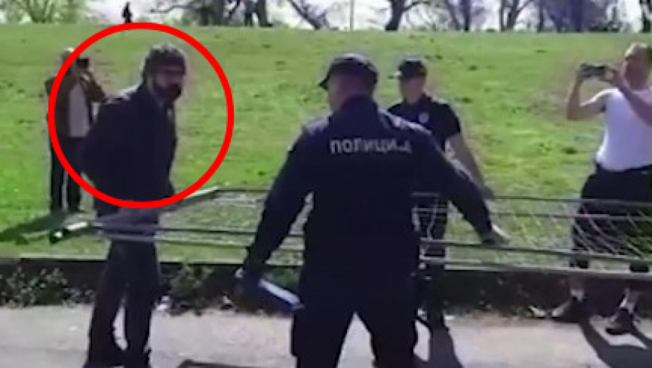 ŠTA OĆEŠ, TI SI SE MENI OBRATIO, OD*EBI! Razulareni Lazović urla na srpsku policiju! (VIDEO)