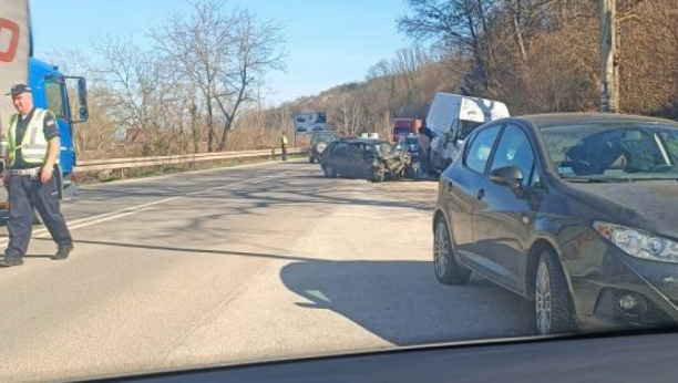 AUTO ZGUŽVAN KAO LIMENKA Sudar kombija i automobila kod Čačka, povređene dve osobe (FOTO)