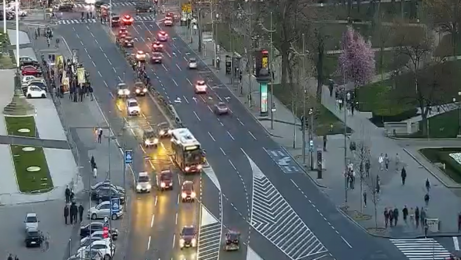 KOLONE AUTOMOBILA BLOKIRALE SAOBRAĆAJ Tramvaj napravio kolaps