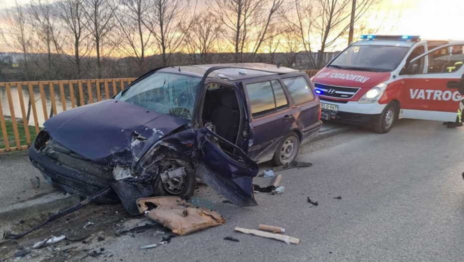 SAOBRAĆAJNA NESREĆA U DOBOJU Jedna osoba zadobila teške telesne povrede (FOTO)
