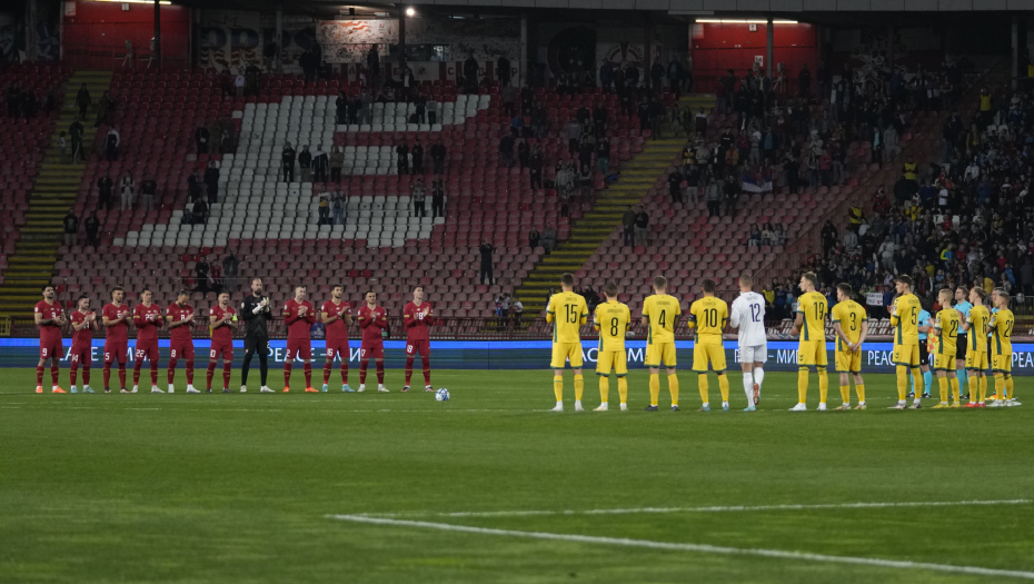 EMOTIVNO NA MARAKANI Održan minut ćutanja za Sinišu Mihajlovića uoči utakmice Srbije i Litvanije (VIDEO)
