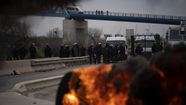 FRANCUZI PALE POLICIJSKE AUTOMOBILE! Francuska u plamenu, protesti na ivici građanskog rata!