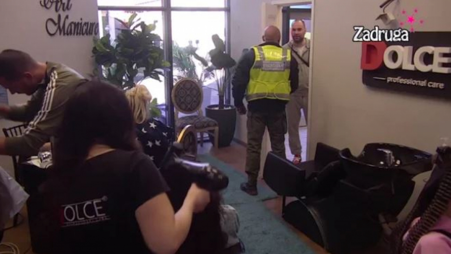 NIŽE NE MOŽE Zvezdan Slavnić nadmašio samog sebe, ušao u salon, pa pred Anom uradio ovo!