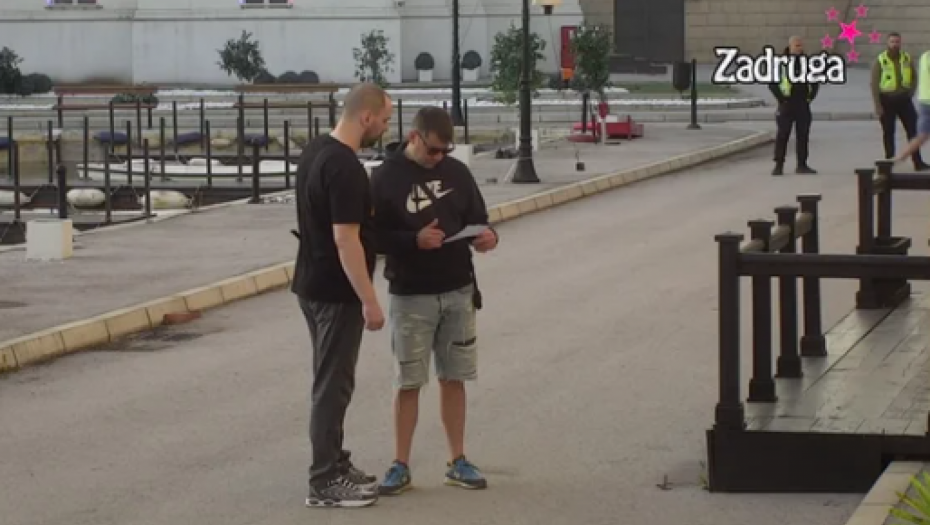 ZVEZDAN ZANEMEO ZBOG ČESTITKE OD MAJKE I OCA Ne može da veruje šta se dešava, ukopao se u mestu, da li je moguće ovo?!