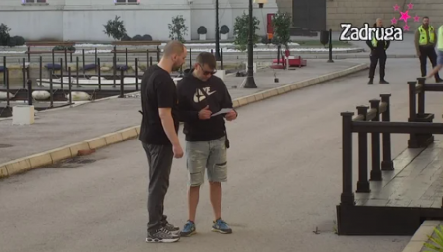 ZVEZDAN ZANEMEO ZBOG ČESTITKE OD MAJKE I OCA Ne može da veruje šta se dešava, ukopao se u mestu, da li je moguće ovo?!