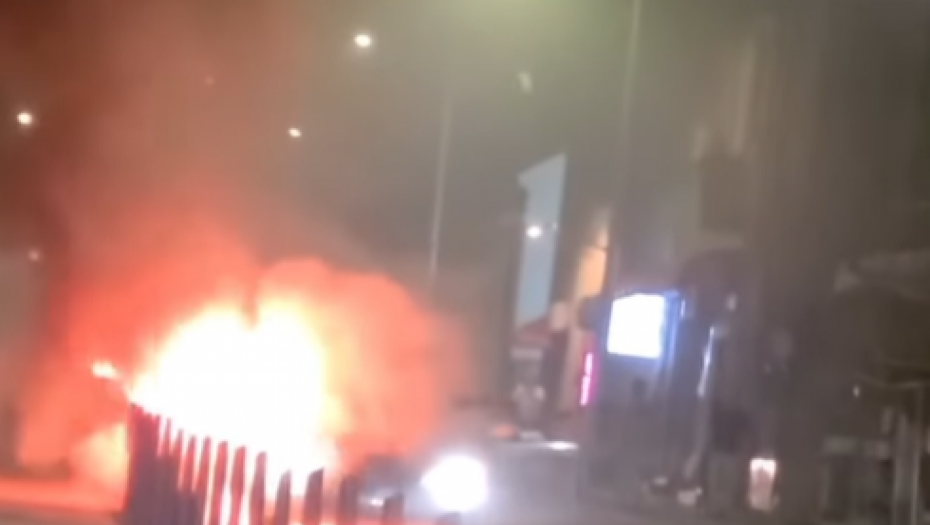 ZAPALJENA TRI AUTOMOBILA U LEPOSAVIĆU Jedan sa beogradskim, a dva sa kosovksim tablicama