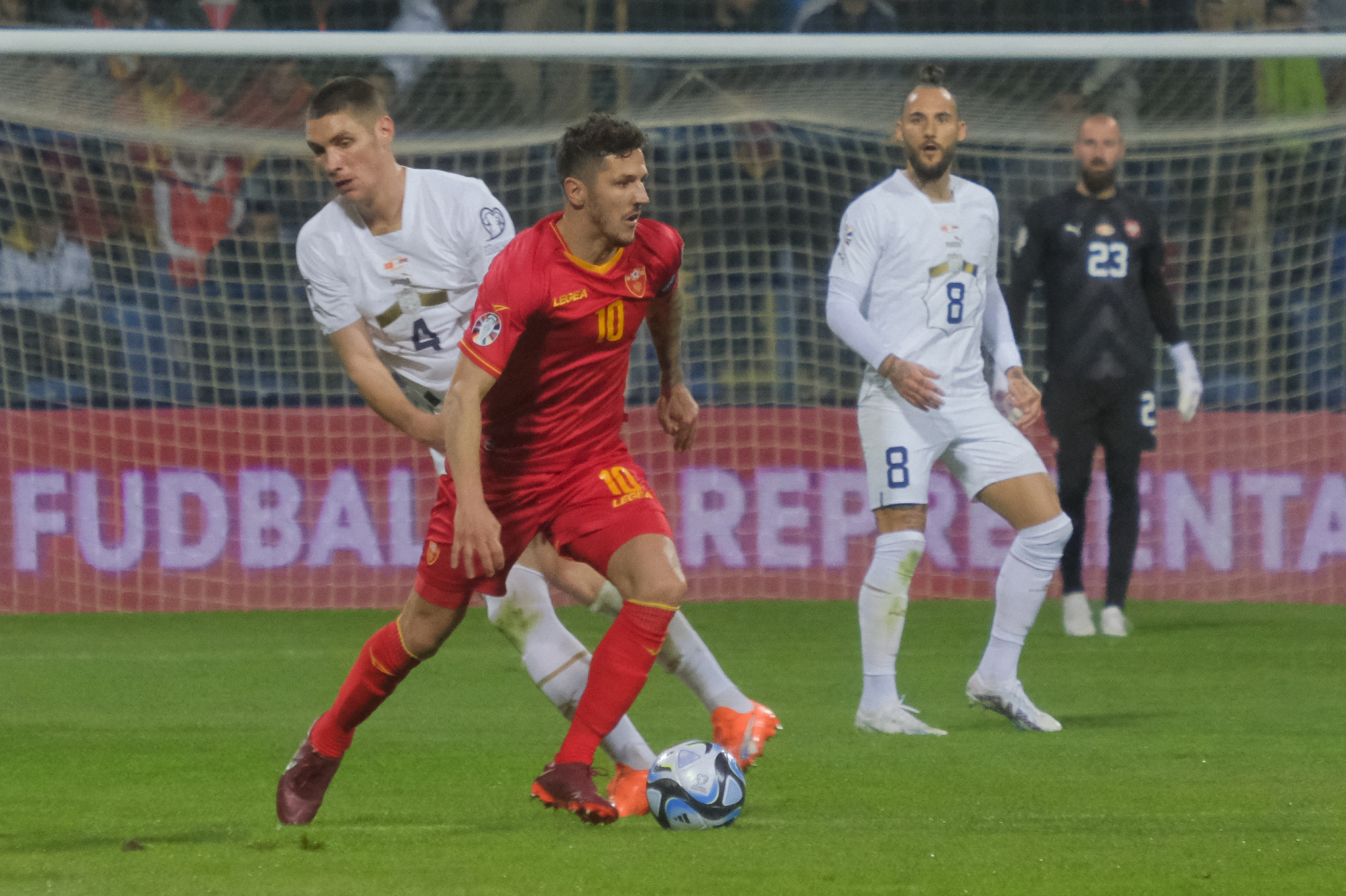 U NEDOUMICI Crveno-beli biraju, stižu ili reprezentativac Srbije ili Crne Gore