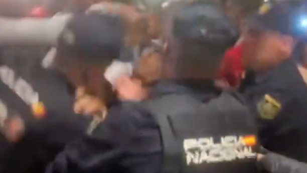 RASULO U MADRIDU Španska policija tukla igrače Perua, nastao totalni skandal (VIDEO)