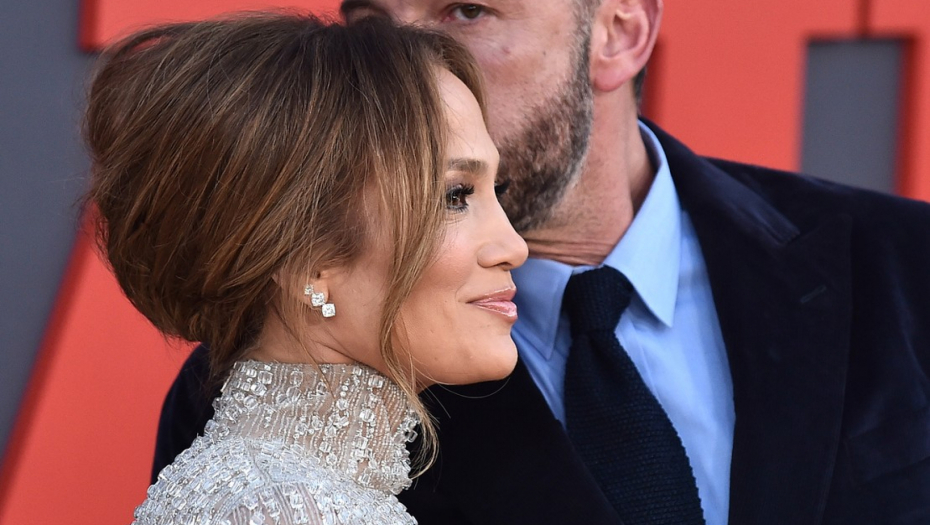 POLJUBAC PODRŠKE NA CRVENOM TEPIHU Dženifer Lopez očarala svet u predivnoj haljini od kristala, nema joj ravne