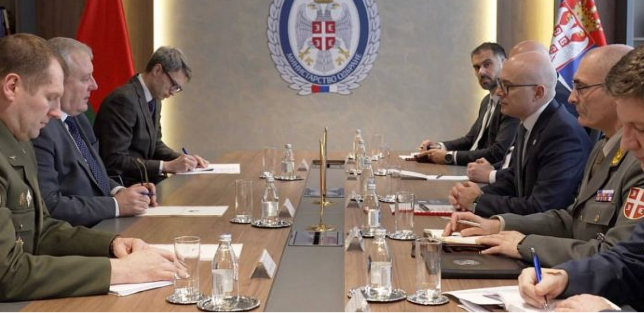 SRBIJA VODI BALANSIRANU POLITIKU ODBRANE Ministar Vučević sa ambasadorima Belorusije i Francuske (FOTO)