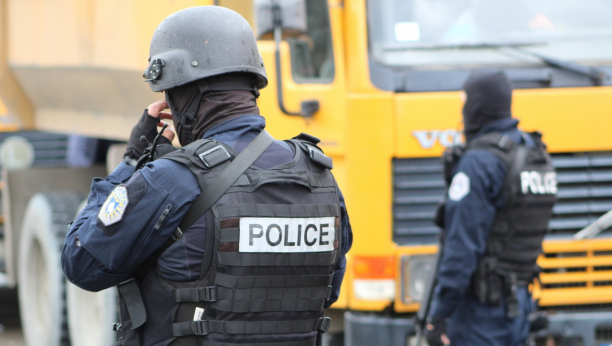 NOVE PRETNJE IZ PRIŠTINE Maskirne uniforme, povezi preko lica, automatske puške i simboli terorista