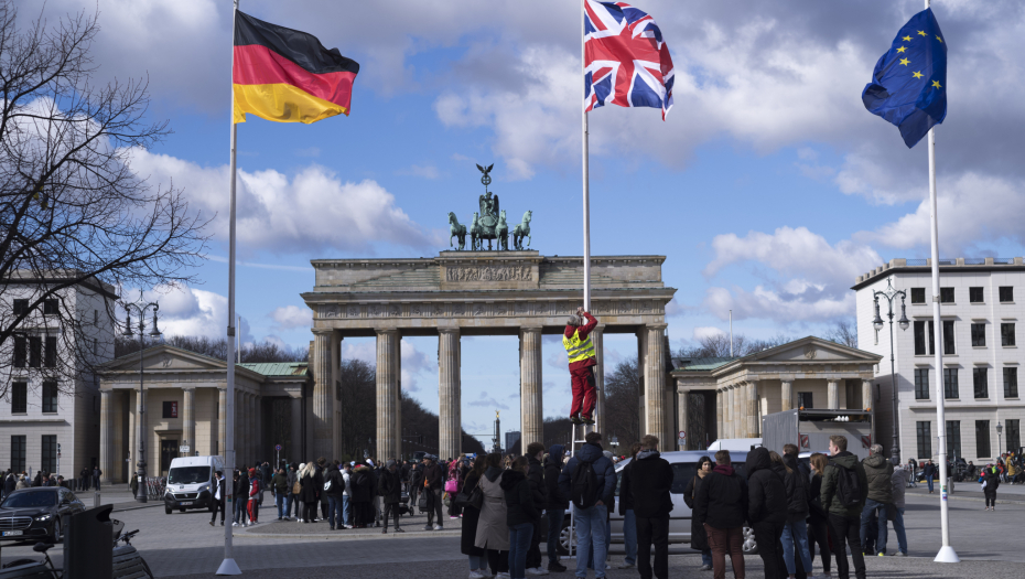 KRALJ ČARLS U TRODNEVNOJ POSETI NEMAČKOJ Prvi britanski monarh koji se obraća Bundestagu