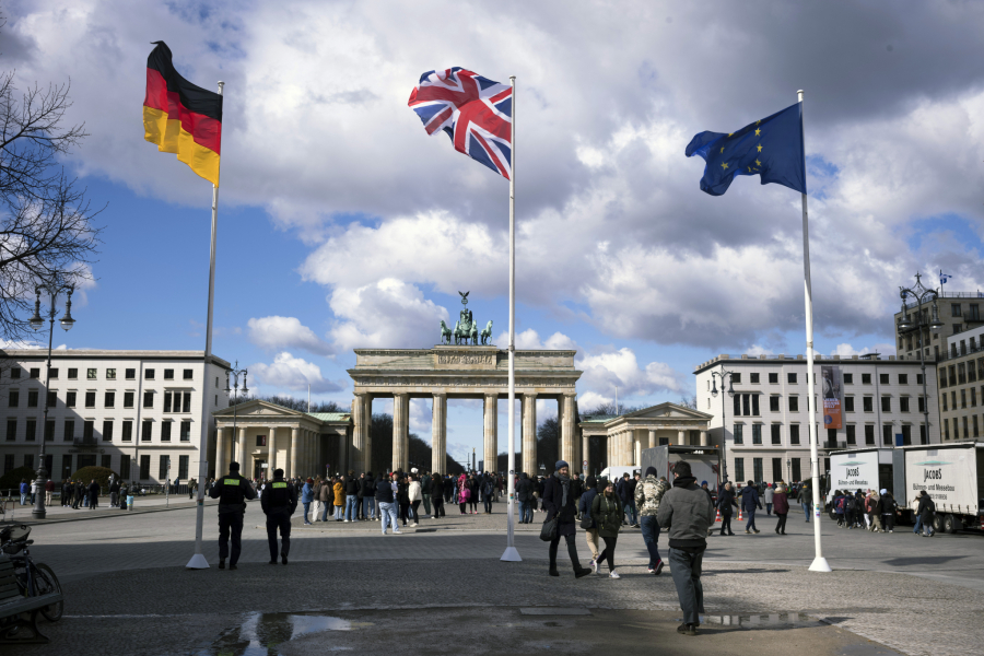 KRALJ ČARLS U TRODNEVNOJ POSETI NEMAČKOJ Prvi britanski monarh koji se obraća Bundestagu