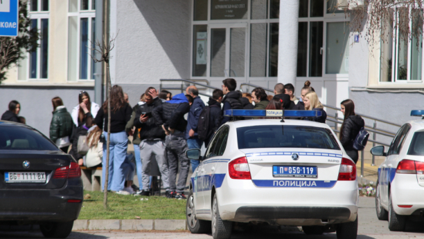 HITNA EVAKUACIJA U BEOGRADU Zbog dojave o bombi studenti Matematičkog fakulteta napustili zgradu
