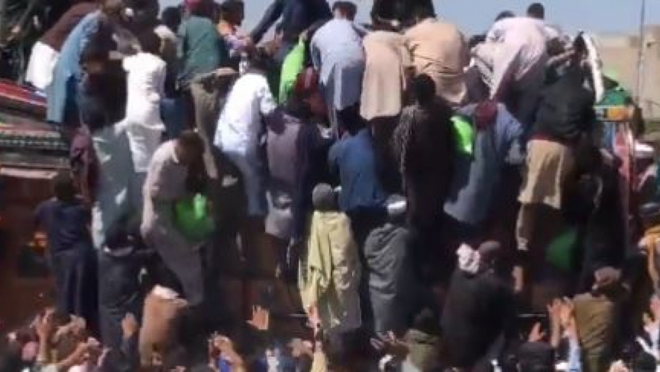 NAVALA NA TRAKTOR! Najmanje 11 ljudi poginulo zbog brašna, policija ih napala palicama!