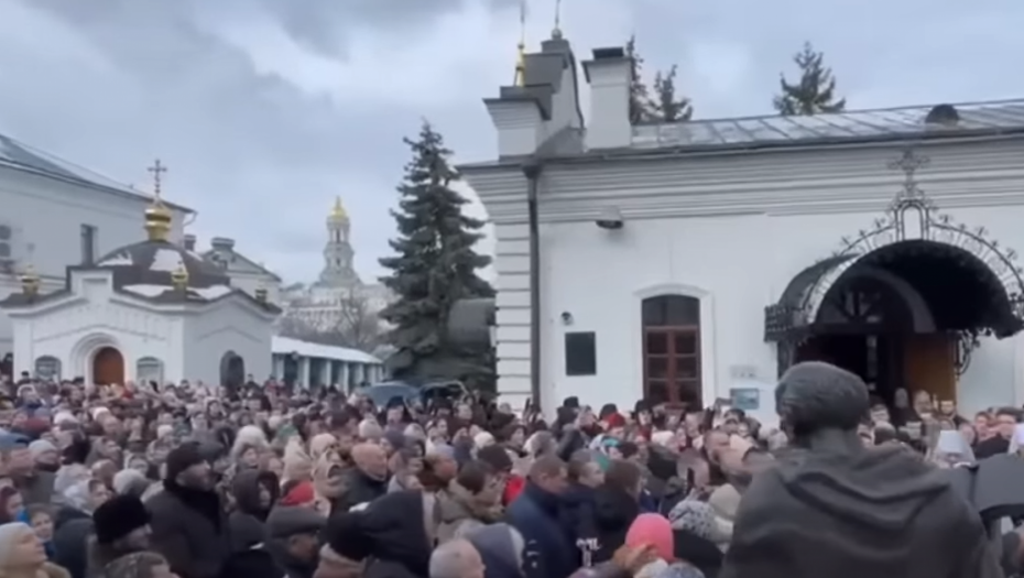 ZVONI ZA UZBUNU U KIJEVSKO-PEČERSKOJ LAVRI Vernici sprečili državnu komisiju da uđe u svetinju (VIDEO)