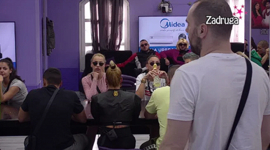 SLAŽEM SE DA BI TREBALO DA ZAVEŽEM JEZIK Anđela sagnula glavu pred Zvezdanom, pa odlučila da on sada priča u njeno ime jer je stariji i iskusniji?