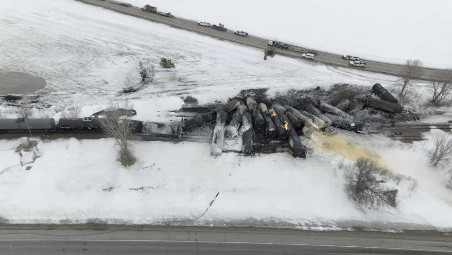 HAVARIJA U AMERICI! Voz izleteo sa šina, pa se zapalio! Zbog onoga što je prenosio hitno naređena evakuacija stanovništva! (FOTO)