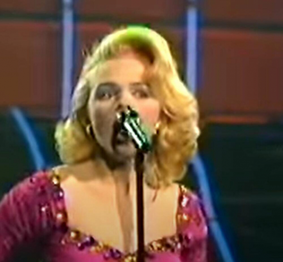 SVI SU BILI HIPNOTISANI NJOM, VAŽILA JE ZA SRPSKU MERILIN MONRO Odjednom nestala, a evo kako danas izgleda čuvena pevačica Tajči! (FOTO)