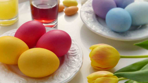 ZABORAVITE INDUSTRIJSKE BOJE Obilje šarenila iz prirode -Ovako se dekorišu najlepša uskršnja jaja