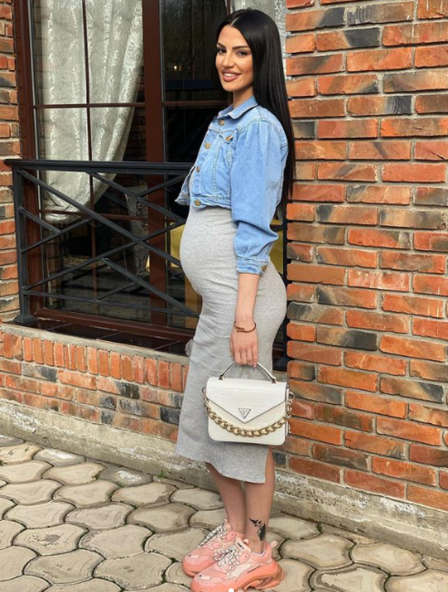 TARA SIMOV PONOSNO POKAZALA TRUDNIČKI STOMAK U naletu strasti sa dečkom, ne mogu da se suzdrže! (FOTO)