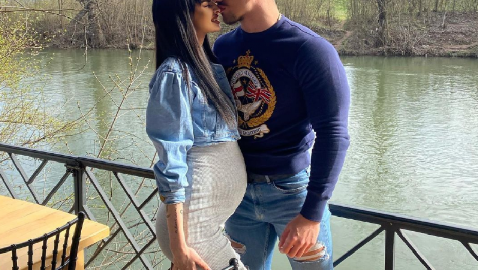 Tara Simov pokazala trudnički stomak