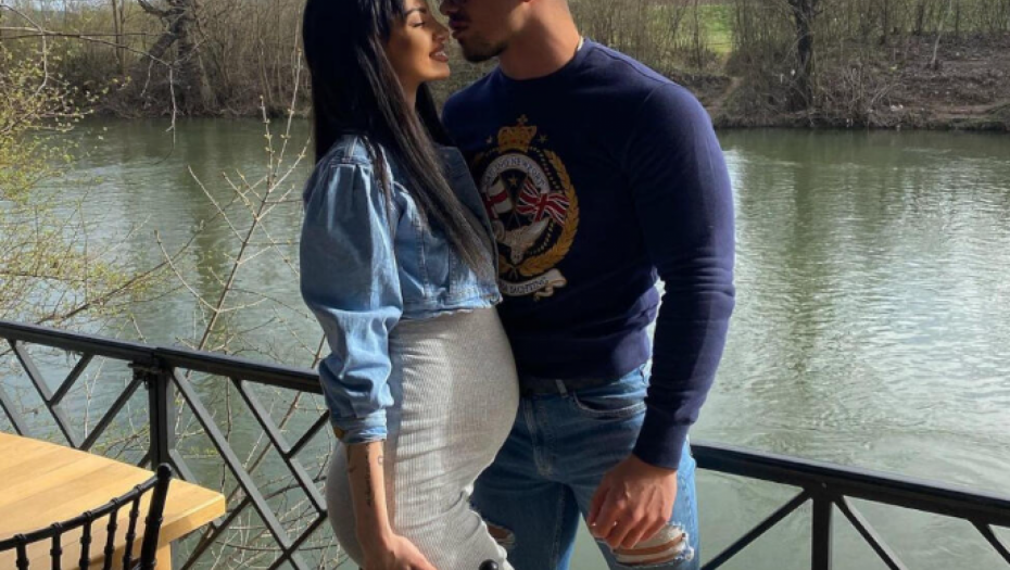 Tara Simov pokazala trudnički stomak