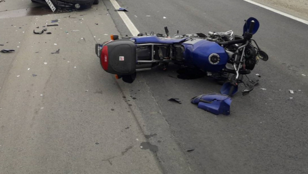 Teška saobraćajna nezgoda u Vojvode Stepe: Oboren motociklista, prebačen u Urgentni