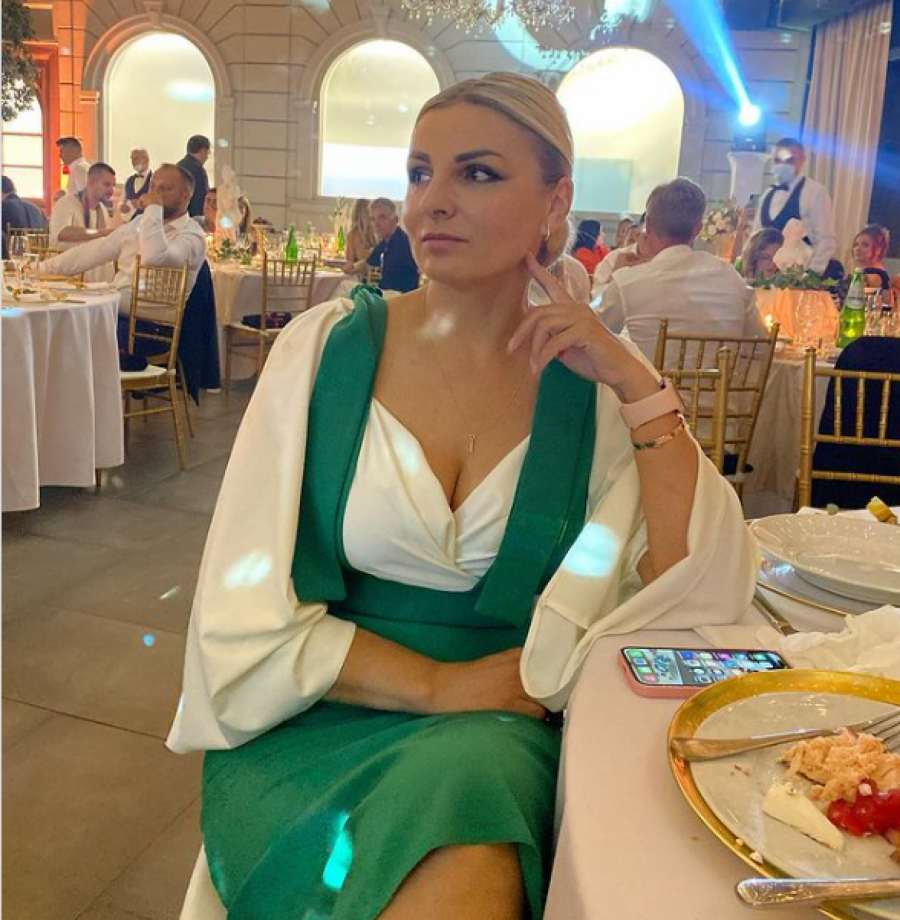 MAJKA DŽEJLE RAMOVIĆ JE VANSERIJSKA BOMBETINA Svi uzdišu za njenim atraktivnim izgledom, rodila tri ćerke, izgleda kao milion dolara! (FOTO)