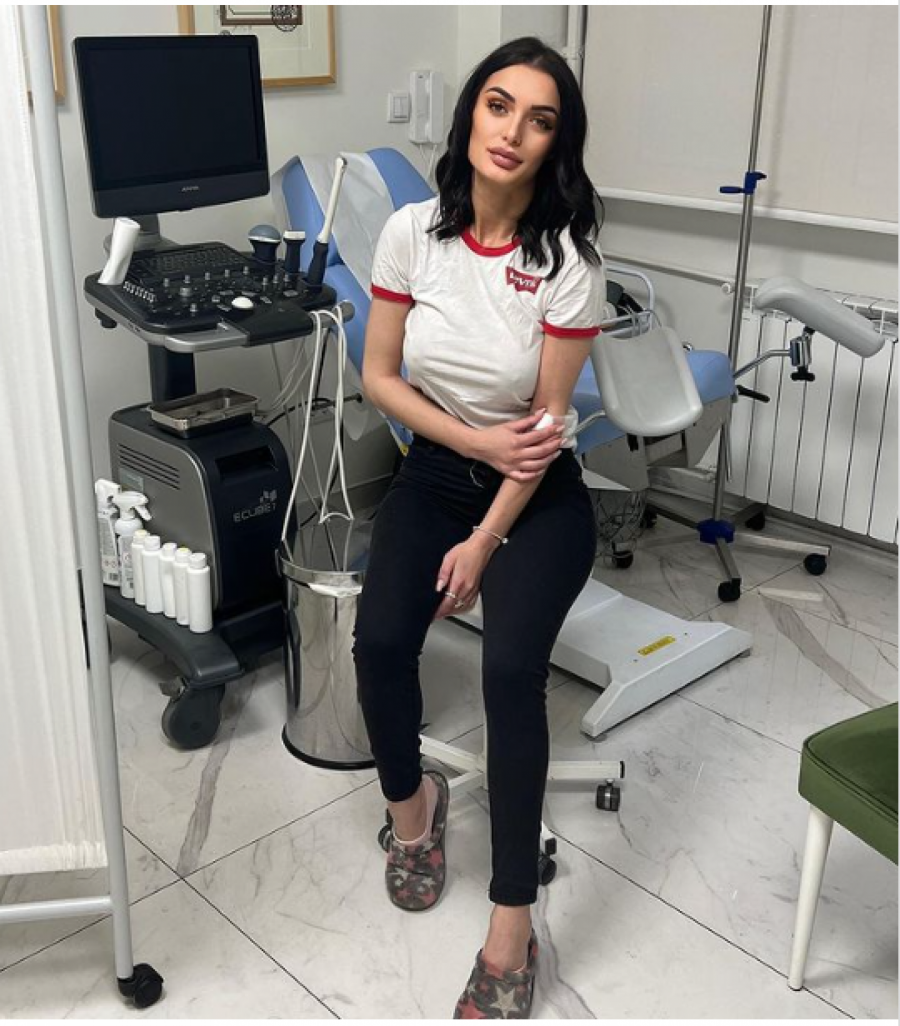 VIKI MITROVIĆ TRUDNA SA BIZNISMENOM! Ćerku rodila kao maloletnica i prošla kroz pakao, a onda pobacila bebu Marka Osmakčića!