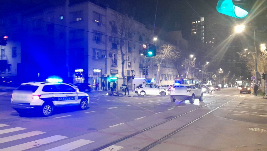 STRAVIČAN UDES U BEOGRADU! Od siline udara motor uništen do neprepoznatljivosti! (FOTO)